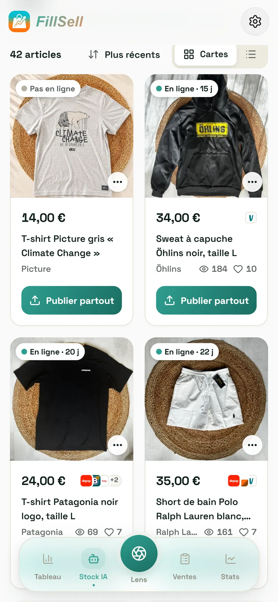 Les cartes du stock FillSell, deux par ligne, avec la photo de chaque article, son prix, son ancienneté en ligne et les icônes des plateformes où il est en ligne : le t-shirt Picture gris « Pas en ligne », le sweat Öhlins sur Vinted seulement, le t-shirt Patagonia en ligne sur cinq plateformes (Depop, Beebs, eBay et deux autres) et le short Polo Ralph Lauren sur trois (Depop, Leboncoin, Vinted).