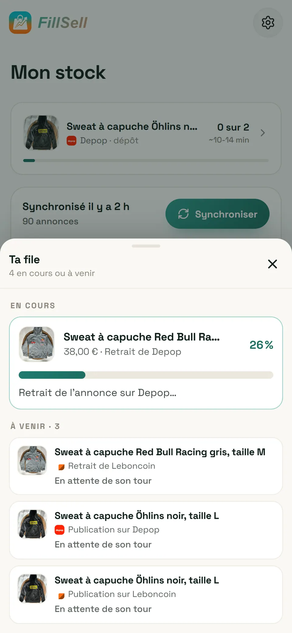 La file de l'ordinateur dans FillSell, juste après une vente sur Vinted : en cours, le retrait de l'annonce Depop du sweat Red Bull Racing vendu (38 €), avec sa barre d'avancement ; à venir, le retrait de sa copie Leboncoin, puis la publication du sweat Öhlins sur Depop et sur Leboncoin, chacune « en attente de son tour ».